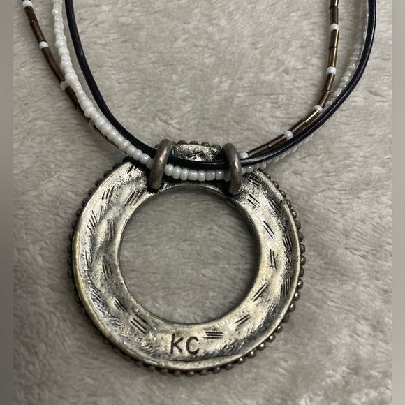 KC Kenneth Cole triple strand choker necklace with resin pendant - Picture 4 of 7